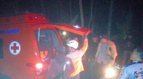 Petugas Evakuasi Pendaki Gunung Tersambar Petir