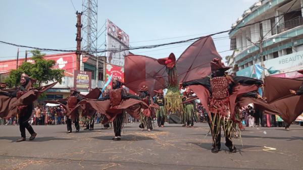 Kirab Budaya Janur Meriahkan Perayaan HUT ke-21 Kota Banjar