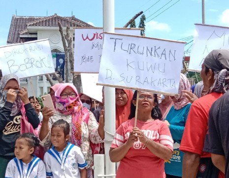 Diduga Lakukan Pungli, Kuwu Surakarta Cirebon Didemo Warganya