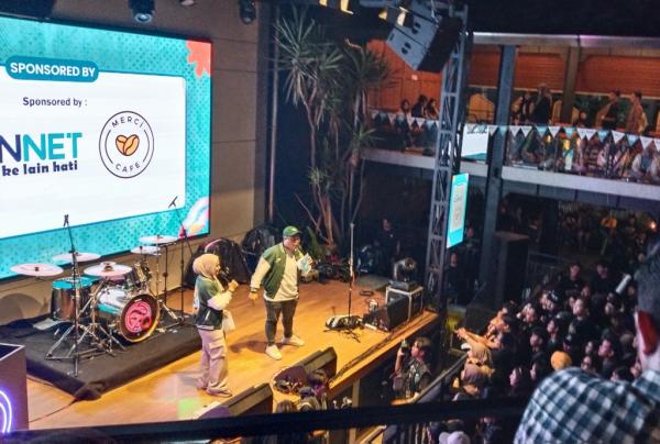 Kenalkan Iconnet Kepada Anak Muda Sidoarjo, PLN Icon Plus Gelar Konser Musik dan Stand Up Comedy