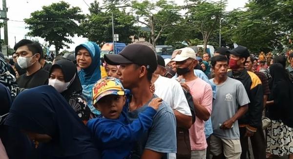 Warga Banjar Rela Antre Panjang demi Mendapatkan Beras Murah