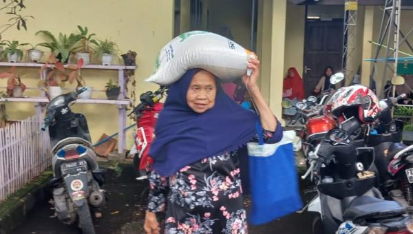 Bahagianya Warga Kelurahan Kahuripan Tasikmalaya saat Menerima Bansos Beras 10 Kg