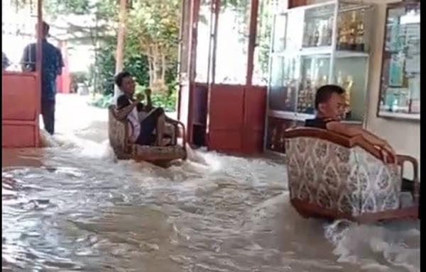 Tanggul Sungai Pemali Jebol, Ribuan Rumah di Brebes Terendam Banjir