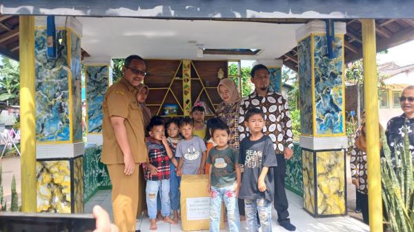 Tingkatkan Budaya Literasi Masyarakat, Sekda Kota Tasikmalaya Ivan Dicksan Salurkan Bantuan Buku