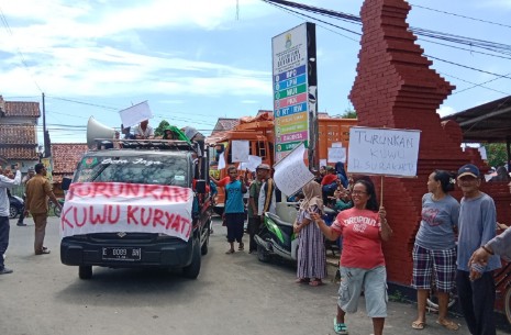 Ratusan Warga Desa Surakarta Cirebon Tuntut Kuwu Mundur, Dianggap Tidak Pro Rakyat