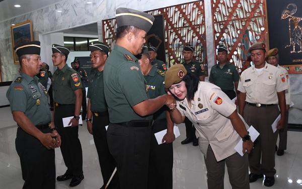 Momen Bahagia Pangdam Diponegoro Berangkatkan Anggotanya Umrah dan Ziarah Religi