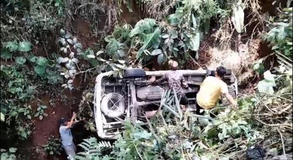 Hilang Kendali, Minibus Terjun ke Jurang Sedalam 7 Meter di Pandeglang, Sopir Tewas