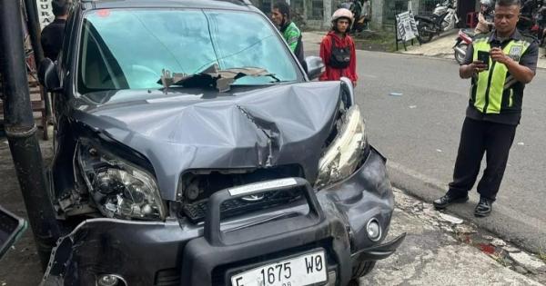 Toyota Rush Tabrak Motor Lagi Parkir di Cianjur