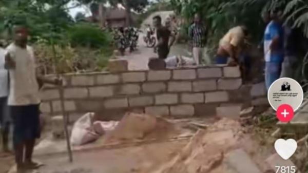 Kesal Gagal Raih Kursi DPRD, Caleg di Ende NTT Bangun Tembok di Tengah Jalan Viral