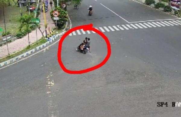 Viral, Pengendara Motor Tabrak Trotoar dan Rambu Jalan  Alun  - alun Kota Bondowoso
