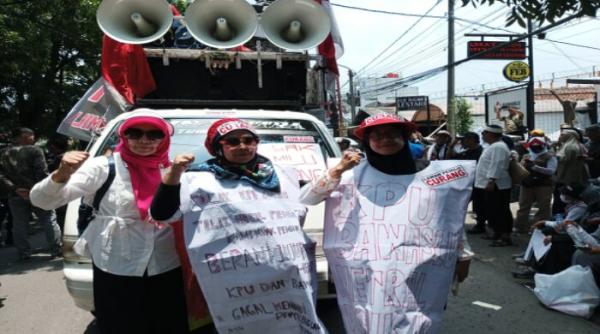 Dinilai Banyak Kecurangan, Ratusan Emak-Emak Demo Minta Hasil Pemilu Dibatalkan