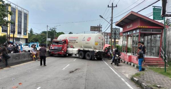 Detik-Detik Truk Tangki LPG Rem Blong di Lampu Merah, Tabrakan Beruntun!