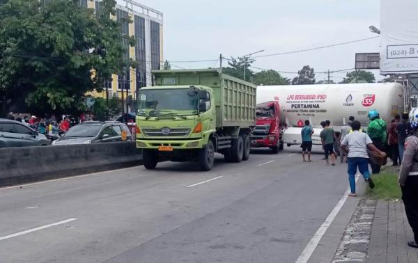 Kecelakaan Hari Ini! Detik-Detik Truk Tangki LPG Rem Blong di Lampu Merah