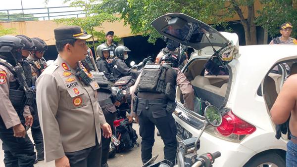 Polisi Amankan Puluhan Suporter PSS Sleman Nekat Bawa Miras di Area Stadion Manahan Solo