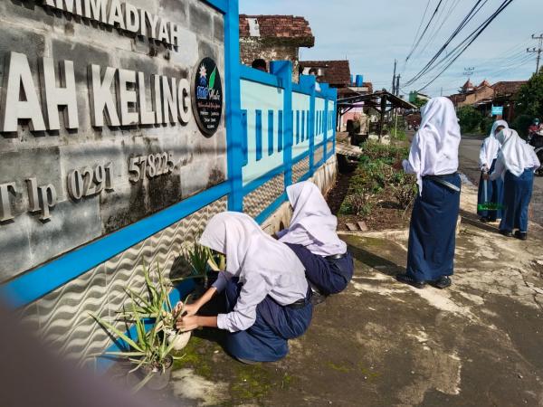 Cegah DBD Keluarga Besar SMP Muhammadiyah Laksanakan Kebersihan Lingkungan Sekolah