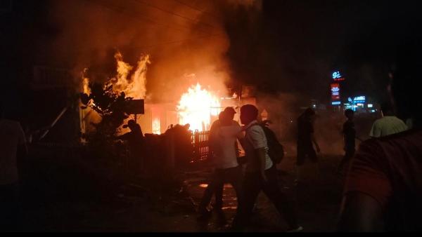 Kebakaran Kios dan Rumah di Padangsidimpuan, Polisi bersama Warga Kompak Padamkan Api