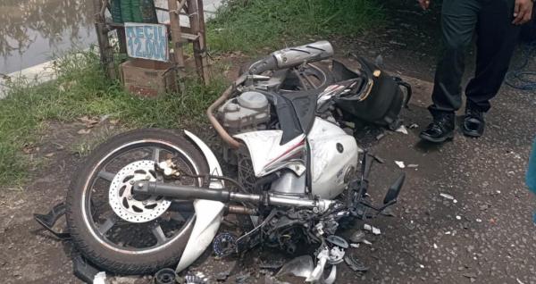 Kecelakaan Mengerikan di Jombang, Satpam Terlempar Masuk Kolong Mobil