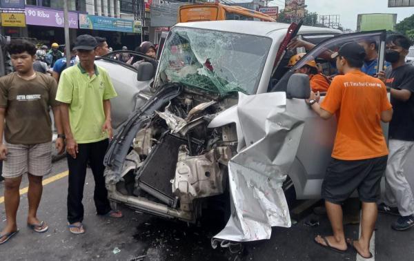 Kecelakaan di Jalan Diponegoro Ungaran, Pengemudi Minibus Diduga Alami Serangan Jantung