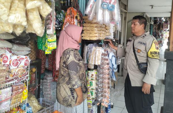 Antisipasi Lonjakan Harga Sembako jelang Puasa, Bhabinkamtibmas Monitoring Pasar