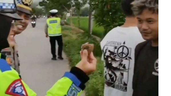 Bawa Jimat Batu Anti Tilang dan Tak Pakai Helm, Remaja di Bojonegoro Ditilang Polisi saat Razia  