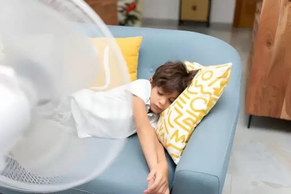 Tidur dengan Kipas Angin Membahayakan Kesehatan? Ini Penjelasan Dokter