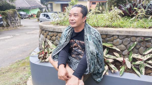 Sambil Sarungan, Mang Gopar Caleg DPRD Cianjur dengan Style Apa Adanya
