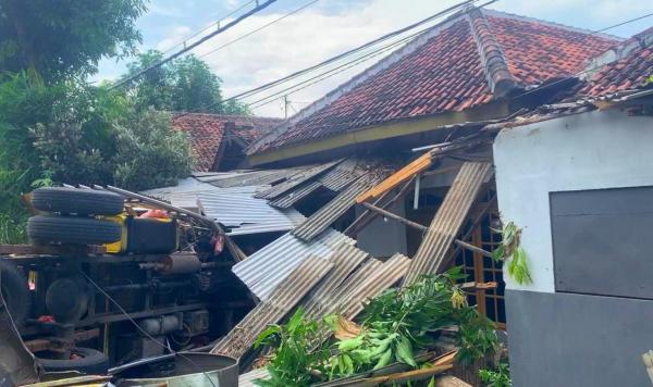 Kecelakaan Ponorogo Hari Ini! Truk Angkut Jajanan Tabrak Rumah, Begini Kondisi Sopir