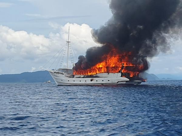 Kapal LOB Terbakar di Perairan Raja Ampat,  Wisatawan dan ABK Berhasil Diselamatkan