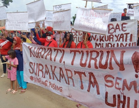 BREAKING NEWS : Warga Desa Surakarta Kembali Kepung Balai Desa, Tuntut Kadesnya Mundur!!