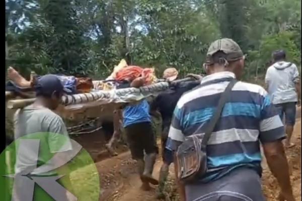 Viral Video Warga Bengkulu Tandu Orang Sakit sejauh 15 Kilometer Melalui Akses Jalan Berlumpur