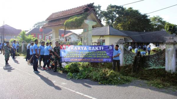 Danlanud HAS Hanandjoeddin Pimpin Prajuritnya Bersihkan Cagar Budaya Eks RS Daerah Belitung