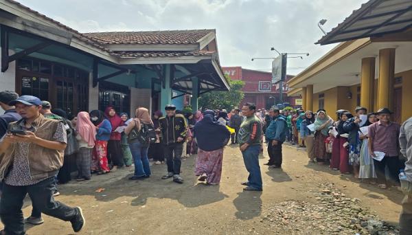 Beras Dijual Rp10.300 per Kg, Warga Tumpah Ruah di Pasar Murah Pemkab Bandung
