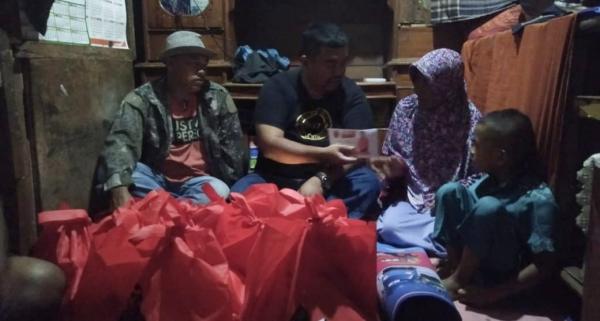 Lansia Tinggal di Rumah Tidak Layak Huni, Anggota DPRD Garut Berikan Santunan