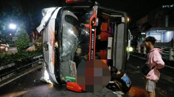 Kecelakaan Bus Cepat Eka Jurusan Surabaya-Jogja Terguling di Sragen, Sopir Terluka