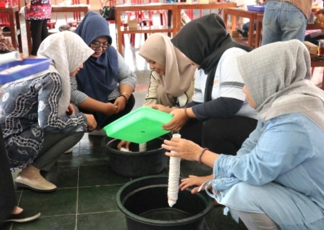 Berkarya untuk Berdaya, Mahasiswa UNS Adakan Pelatihan Teknik Pewarnaan Alami Shibori Arashi 