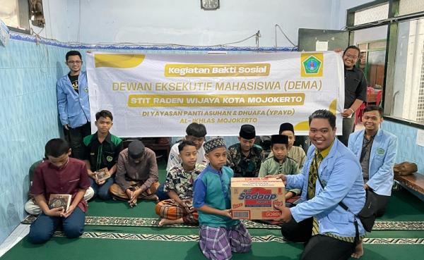 Sambut Ramadan, Mahasiswa STIT Raden Wijaya Mojokerto Berbagi dengan Yatim Piatu