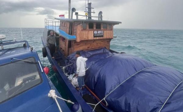 Bea Cukai Gagalkan Penyelundupan Baju dan Sepatu Bekas di Perairan Batam
