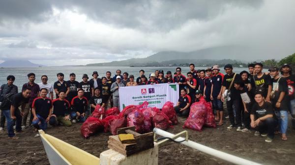 Alfamidi Gandeng AJI dan Mapala Bersihkan Sampah di Pesisir Pantai Manado Dimomen Hari Peduli Sampah