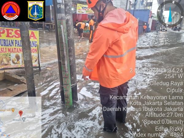 Jalan Penghubung Jakarta-Tangerang Terputus Akibat Banjir, Tinggi Air Mencapai 1 Meter