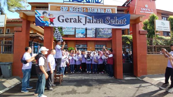 Meriah, Jalan Sehat HUT SMPN 1 Kota Tasikmalaya Ke-76 Banyak Doorprize