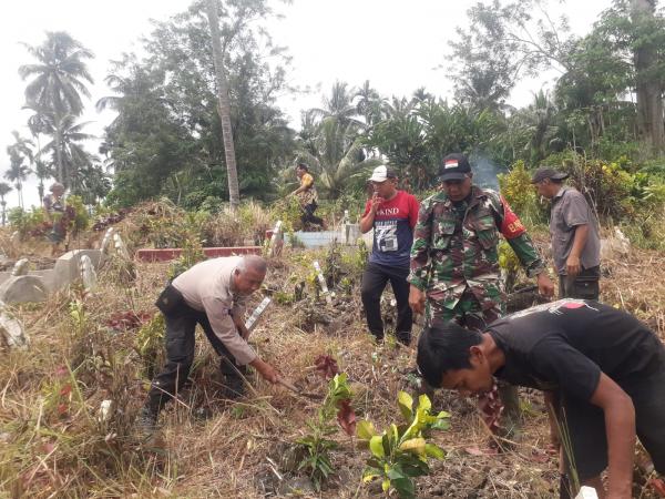 Jelang Ramadan 1445 H, Polisi bersama Warga Gotong Royong Bersihkan Makam di Padangsidimpuan