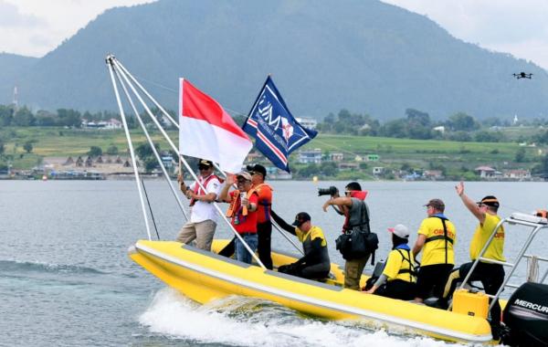 Momen PJ Gubernur Sumut Pimpin Lap Parade F1 Powerboat hingga Kibarkan Bendera Merah Putih