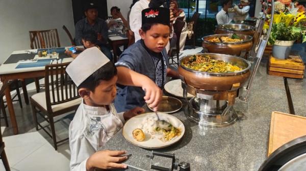 Metro Park View Hotel Semarang Luncurkan Menu Ramadan dengan Makan Malam Bersama Anak Yatim