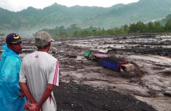 4 Truk Tambang Pasir Diterjang Banjir Lahar Hujan Gunung Semeru, Sopir Selamat
