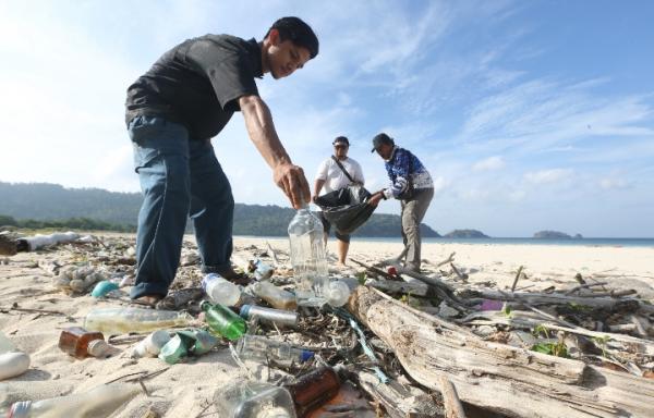 Forum Jurnalis Lingkungan Aceh Bersihkan Pantai Balu dari Sampah Internasional