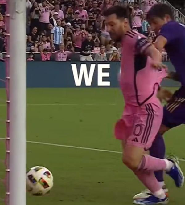 Inilah Magis Messi, Cetak Gol dengan Cara Unik 