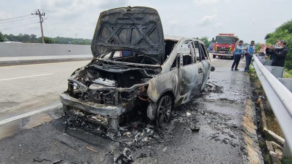 Diduga Konsleting, Mobil MPV Ludes Terbakar di Jalan Tol Boyolali