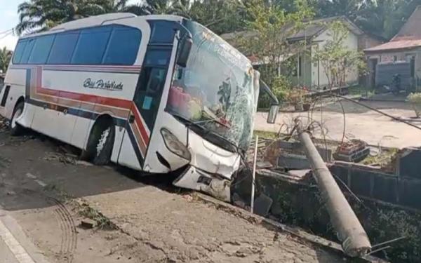 Kecelakaan Hari Ini Bus Pariwisata Bawa Rombongan Pelajar Tabrak Pagar Markas Kodim 0208 Asahan