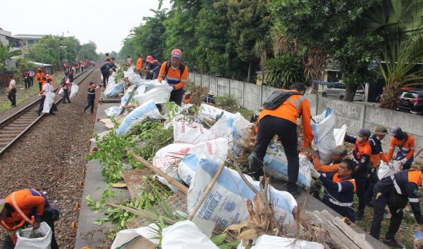 Jelang Masa Angkutan Lebaran, KAI Daop 8 Surabaya Lakukan Bersih Lintas