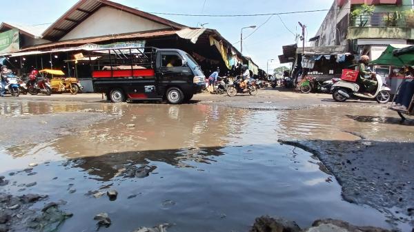 Bikin Gak Nyaman, Kondisi Jalan di Pasar Cikurubuk Tasikmalaya Seperti Kolam Ikan